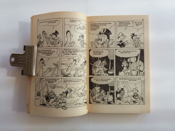 Disney pocket book with Donald Duck + Mickey Mouse in Danish language. Vintage cartoon comic Jumbobog issue 18, 1974. - Image 6